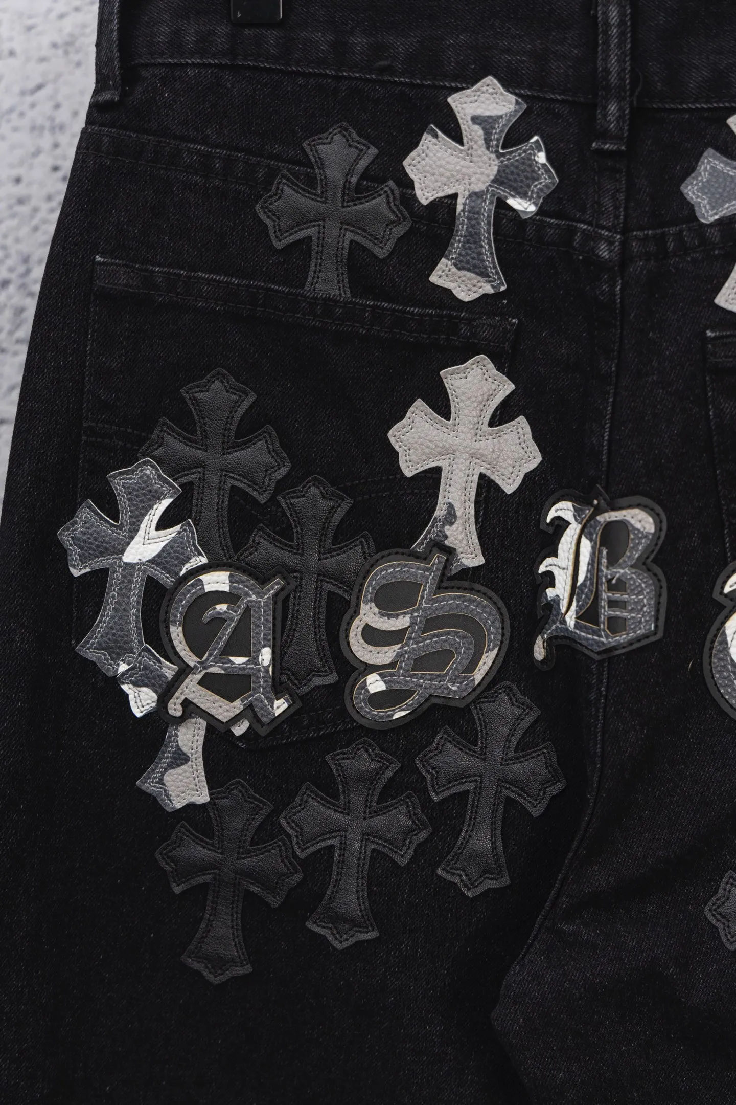 P250 chrome hearts new gray and black gradient cross patchwork leather black jeans vi Top heavy industry fashionable design] Consistent high street luxury style creation. Speaking of this style, the Zangyin family and GU family are definitely the leading representative brands. Especially the Zangyin family has really achieved a state-of-the-art effect in creating high street style. The unique washed material is used to create this style. The color system is quite eye-catching. After it is decorated with patchwork cross flowers, it cleverly highlights the charm of the brand. Secondly, this style uses classic The classic high-waist cutting design highlights the long legs and fashionable temperament of the upper body. The brand is highly recognizable and the slim fit configuration is more suitable for daily wear. It is a product that interprets personality, fashion, and specifications at a glance. This single product is enough to make any fan excited. It can be a white T-shirt for youthful preppy style, or a tight suspender for lady style. It has strong matching ability and can be easily controlled by men.  [Materials and craftsmanship] Needless to say, this point goes without saying. As an excellent craftsman brand, Zangyin’s requirements for details and craftsmanship are really perfect. The washed color of this model has gone through so many processes, not to mention the embellishment of denim appliques. It is also purely hand-made and sewn. Just like what they believe in, only hand-made things have soul and have the meaning of wear. A top-notch heavy-duty fashionable denim item, I look forward to your perfect interpretation! !  Size: 28-36 Color: black
